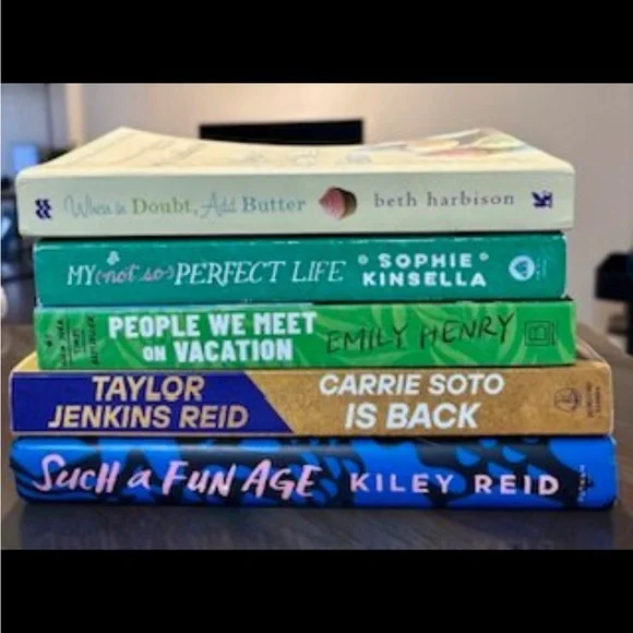 Popular Fiction Books Bundle📚 - Picture 2 of 2